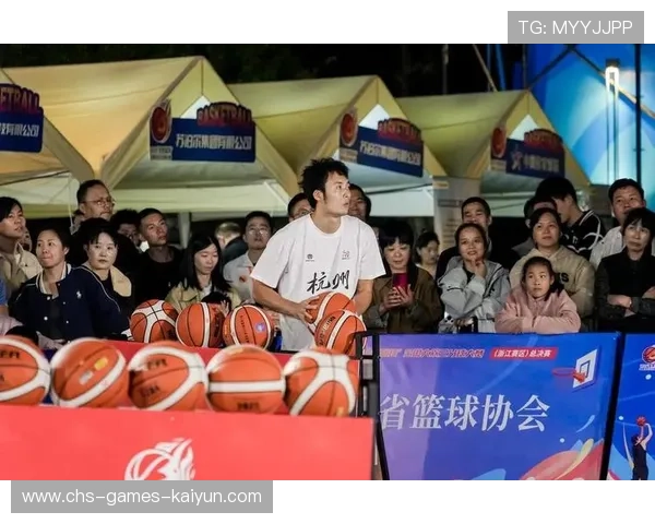 篮球运动员手滑把球传给观众 篮球运动员手滑把球传给观众