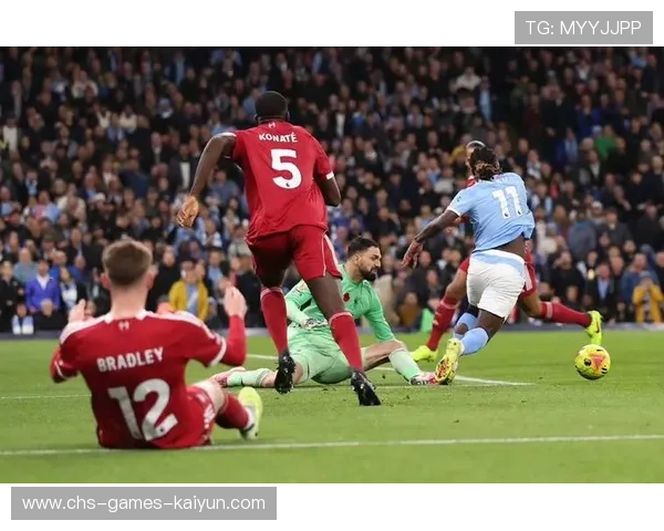 利物浦在边路集结力量,对方后防承压明显 利物浦在边路集结力量,对方后防承压明显