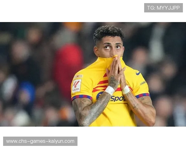 巴萨中路渗透式进攻成形，拉菲尼亚远射建功