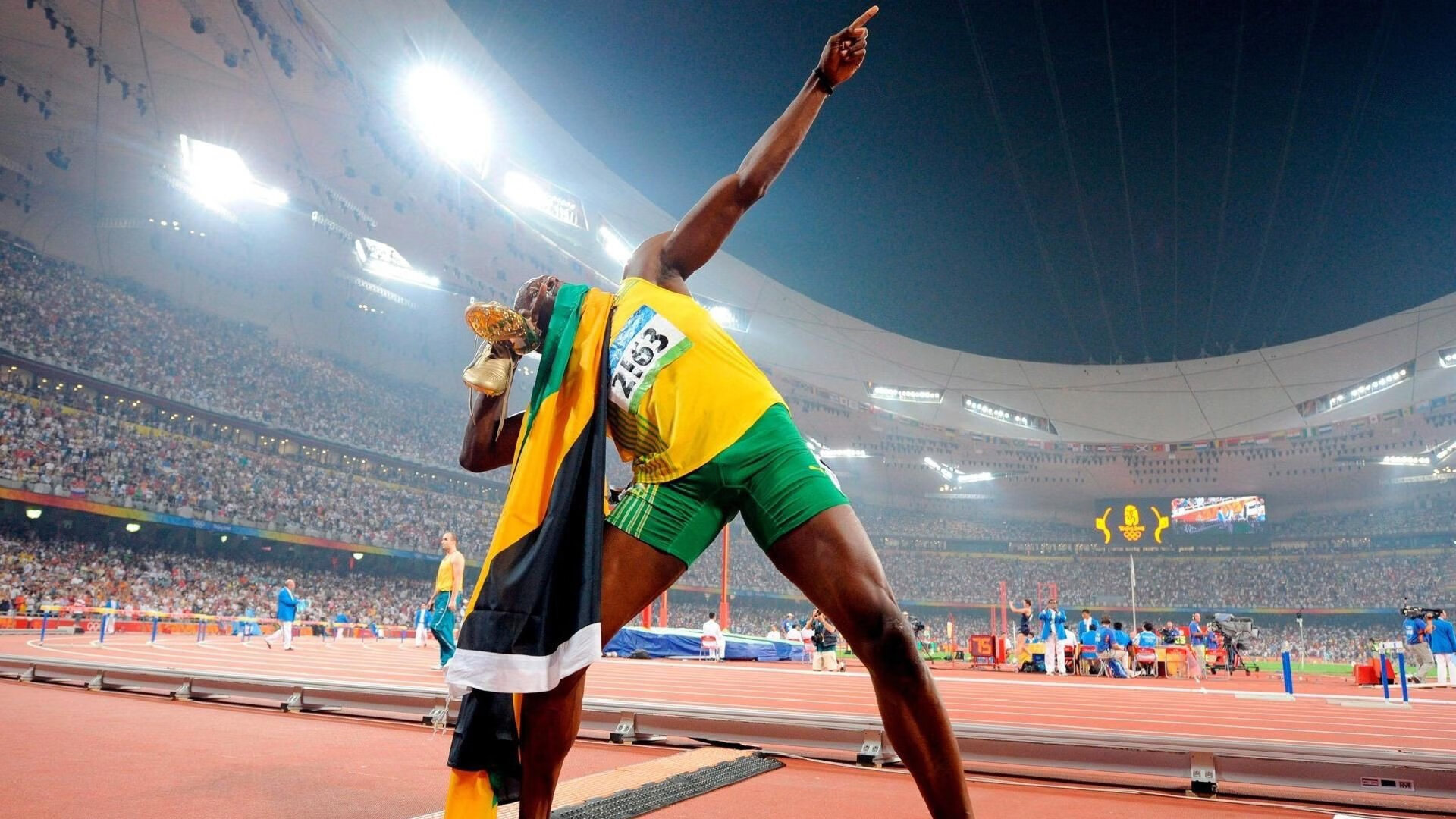 “母女接力”游泳趣味赛 水中传递的不止是接力棒